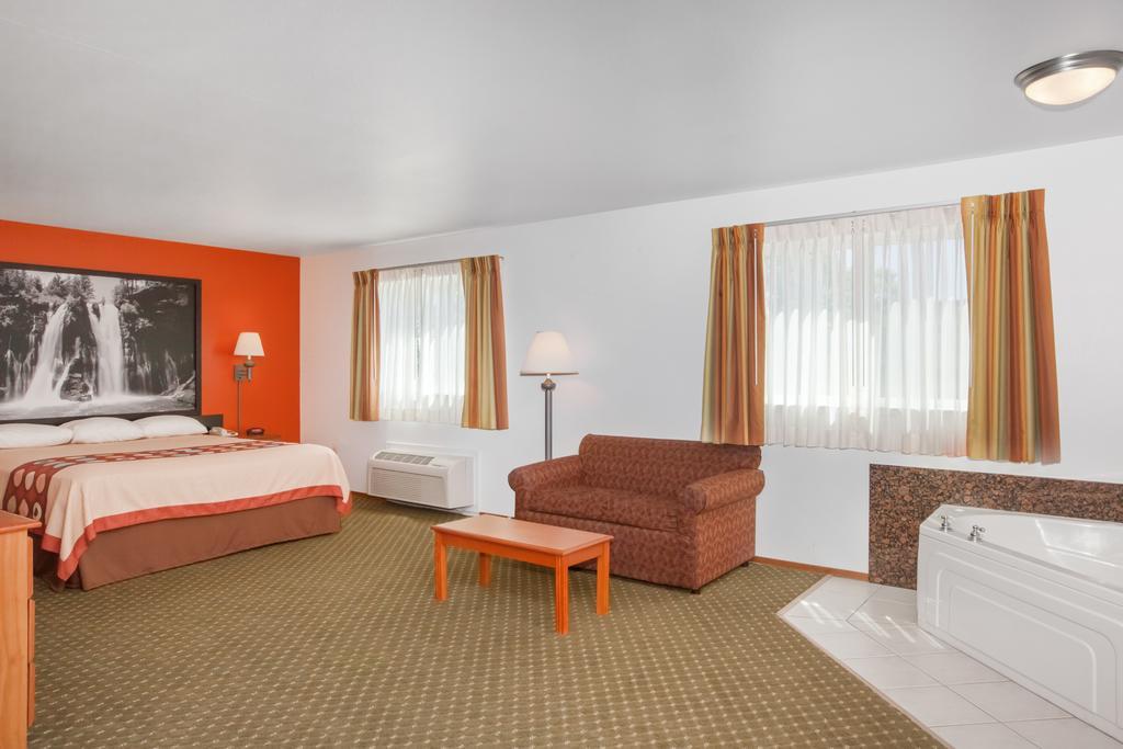 Super 8 by Wyndham Cloverdale Eksteriør bilde